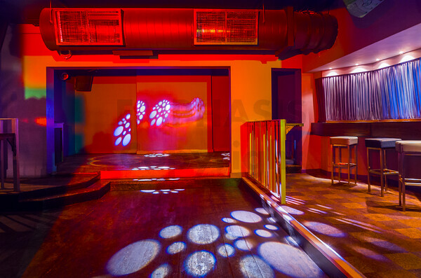 8M991699 
 Time Nightclub - Harrogate, UK
Copyright - Richard Southall 
 Keywords: Copyright, Harrogate, Nightclub, Richard, Southall, Time, bar, club, dance, deltic, emphasis, first, interior, late, leisure, luminar, night, photographer, photography, uk